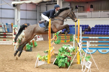 Tony Pearson takes the top spot in the SEIB Winter Novice Qualifier at Bury Farm Equestrian Centre Tony Pearson takes the top spot in the SEIB Winter Novice Qualifier at Bury Farm Equestrian Centre